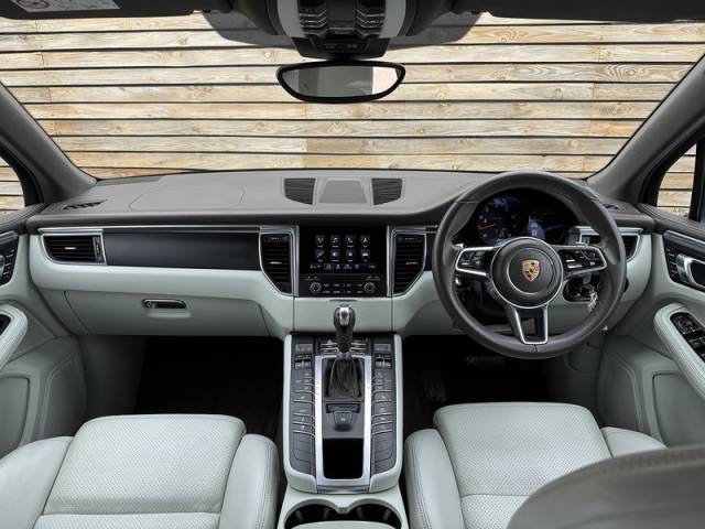 2016 Porsche Macan 2.0 2016'66 T | Top Spec | Sport Design Pack