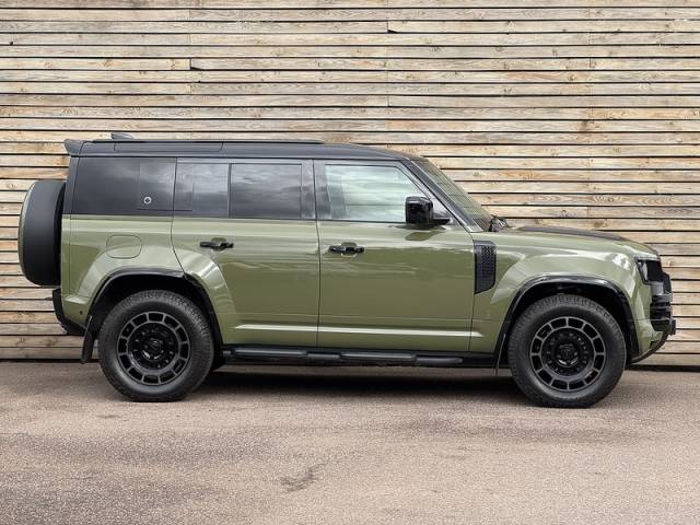 2026 Land Rover Defender 4.4 P635 V8 MHEV OCTA Black