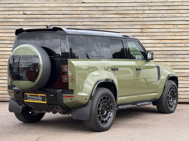 2026 Land Rover Defender 4.4 P635 V8 MHEV OCTA Black
